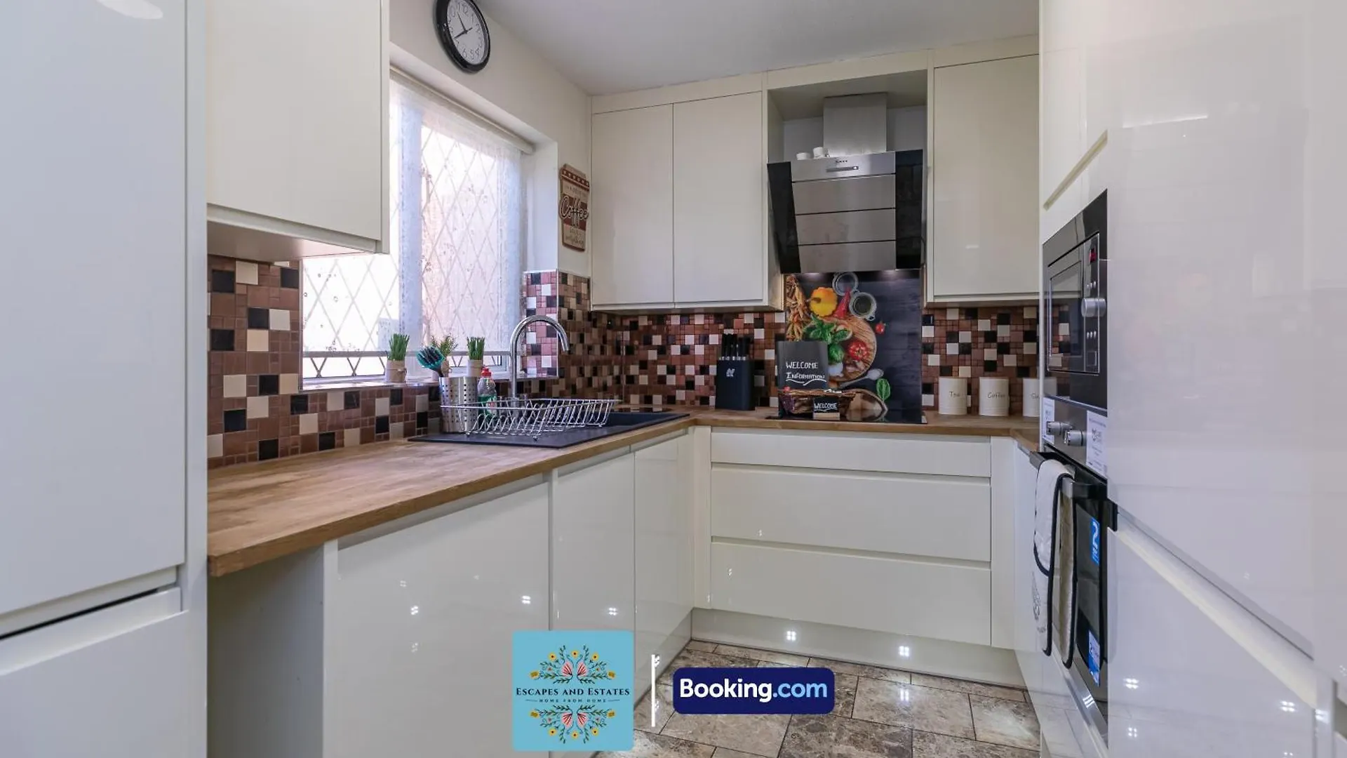 Apartment Charming 2-Bedroom House At Escape & Estates Short Lets & Serviced Accommodation Uxbridge With Private Garden & Parking Hillingdon