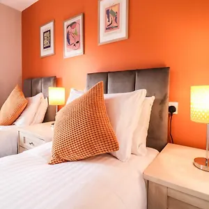  Holiday home Family-friendly 4 Bedroom House With Private Driveway